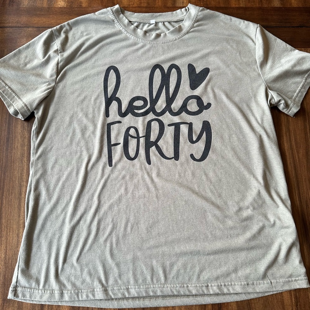 Women’s “Hello Forty” Army Green Graphic Short Sleeve T-Shirt sz XXL